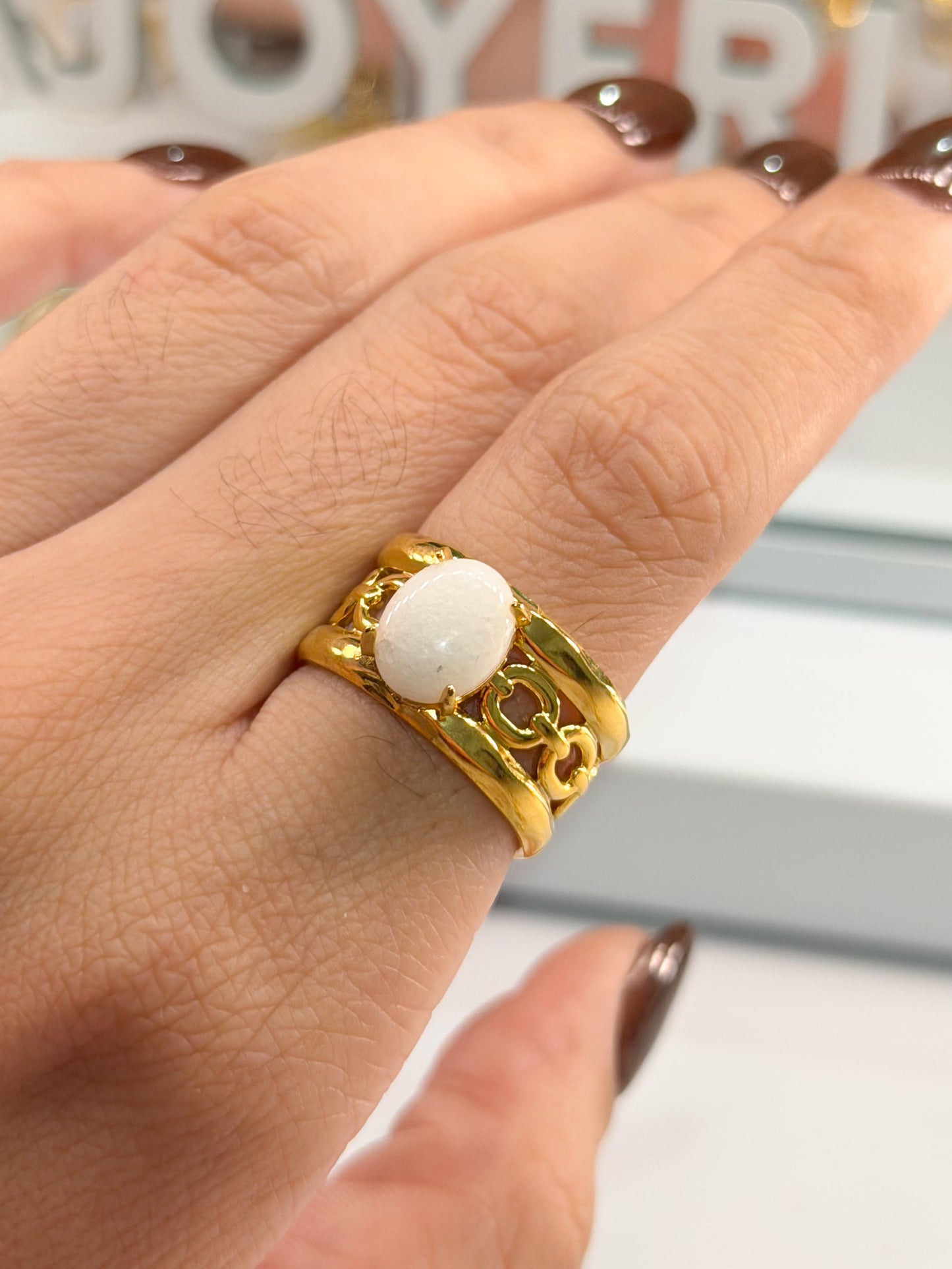 anillo dorado piedra blanca
