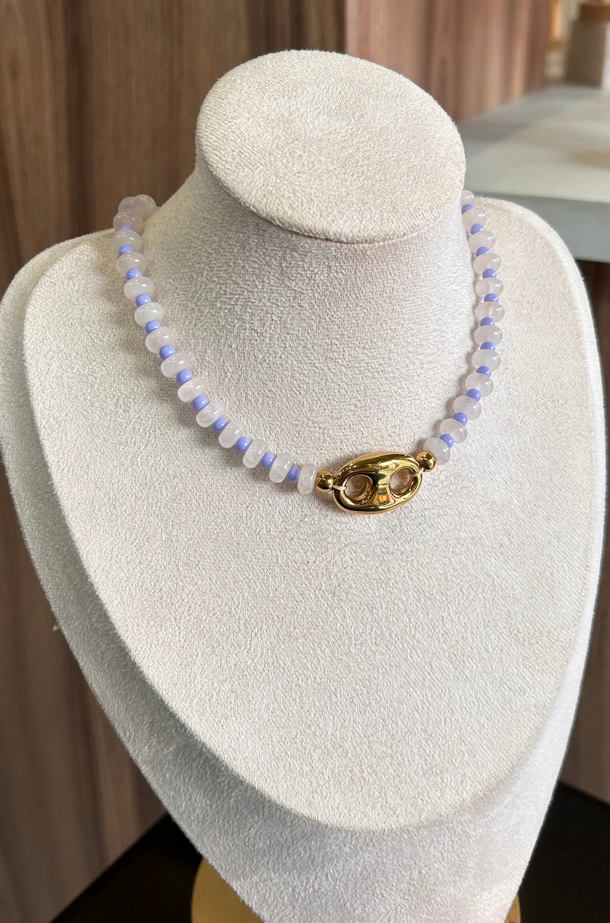 Collar corcho piedras blanco morado