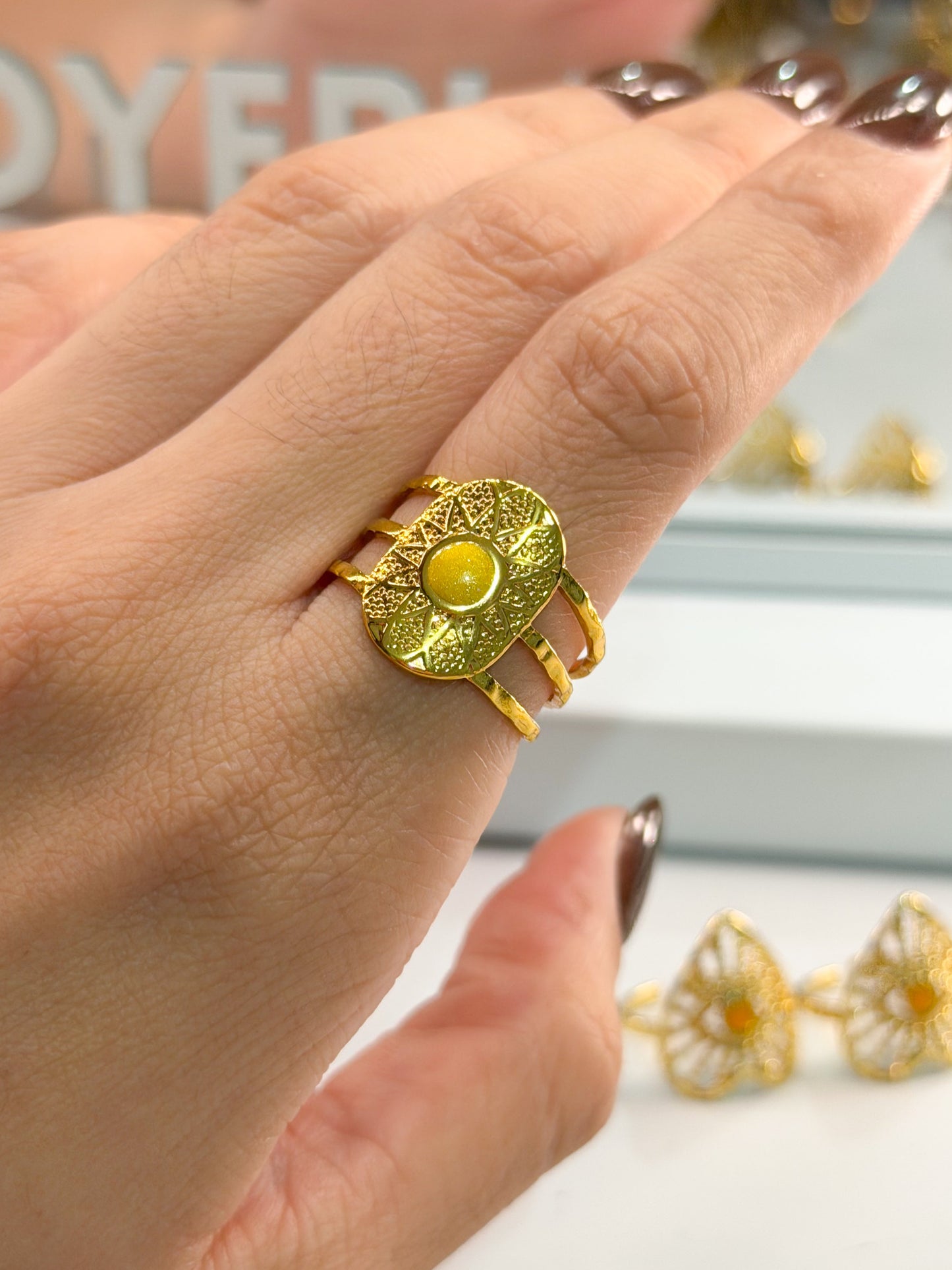 anillo ovaldo piedra amarilla