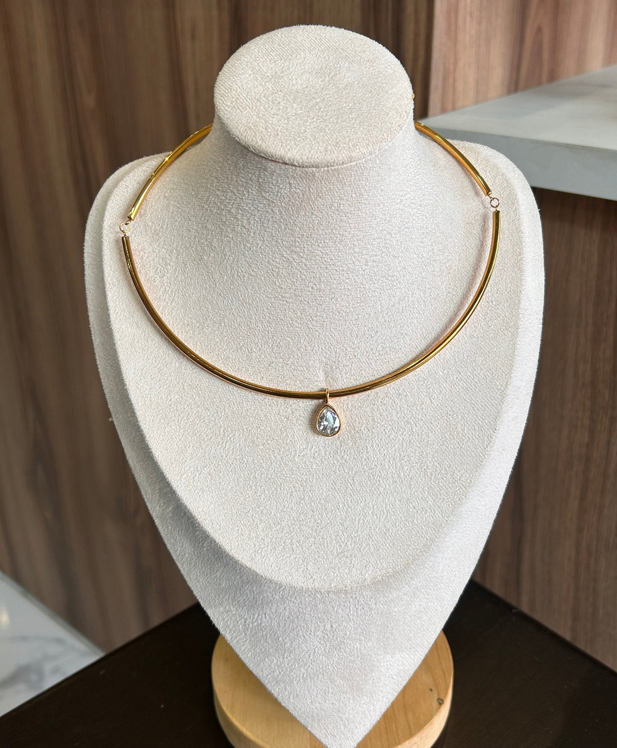 Collar regido dorado piedra gota