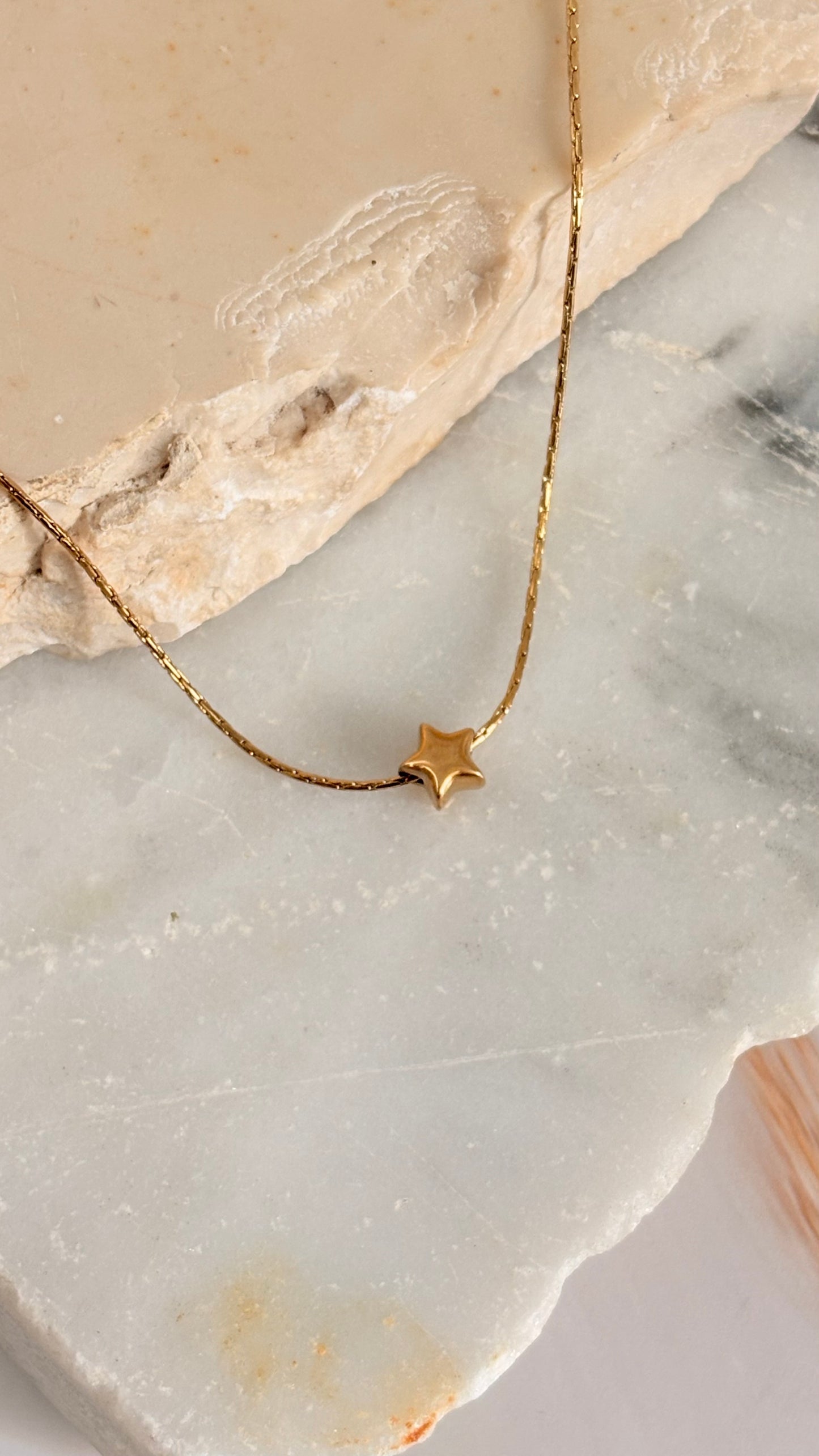 Collar mini estrella dorado