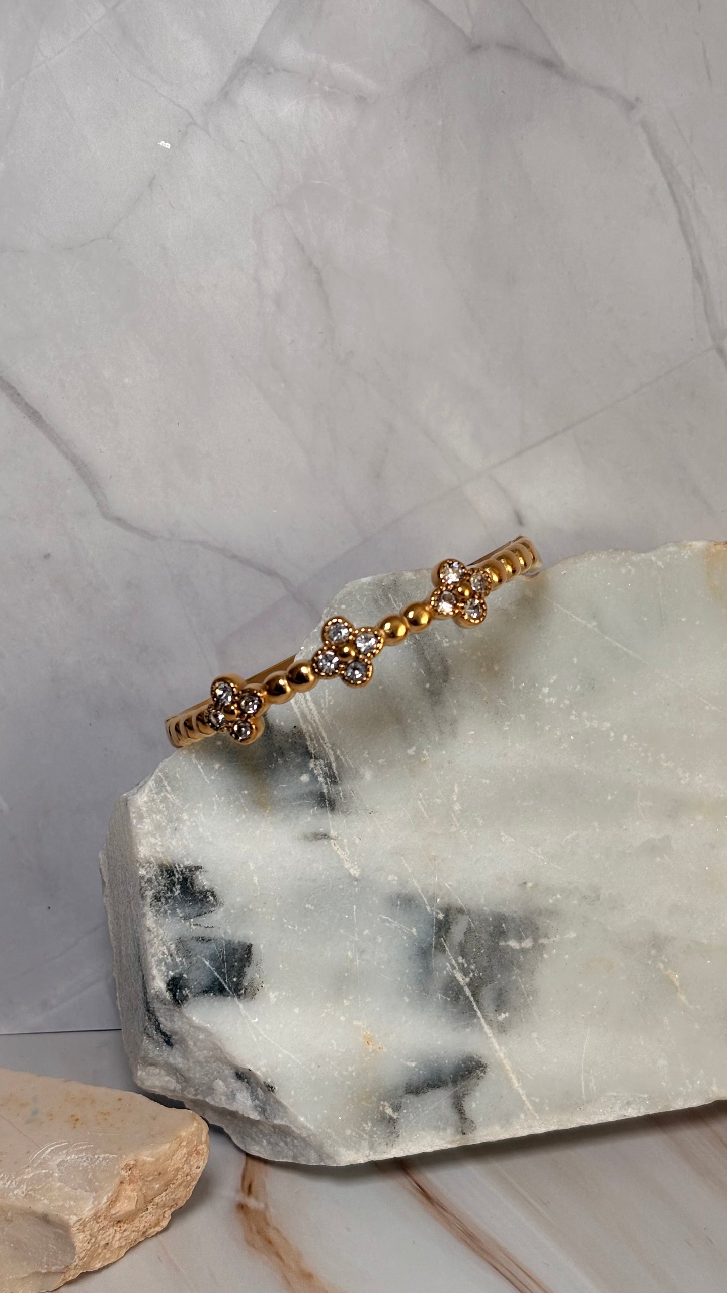 Brazalete con detalles de flores