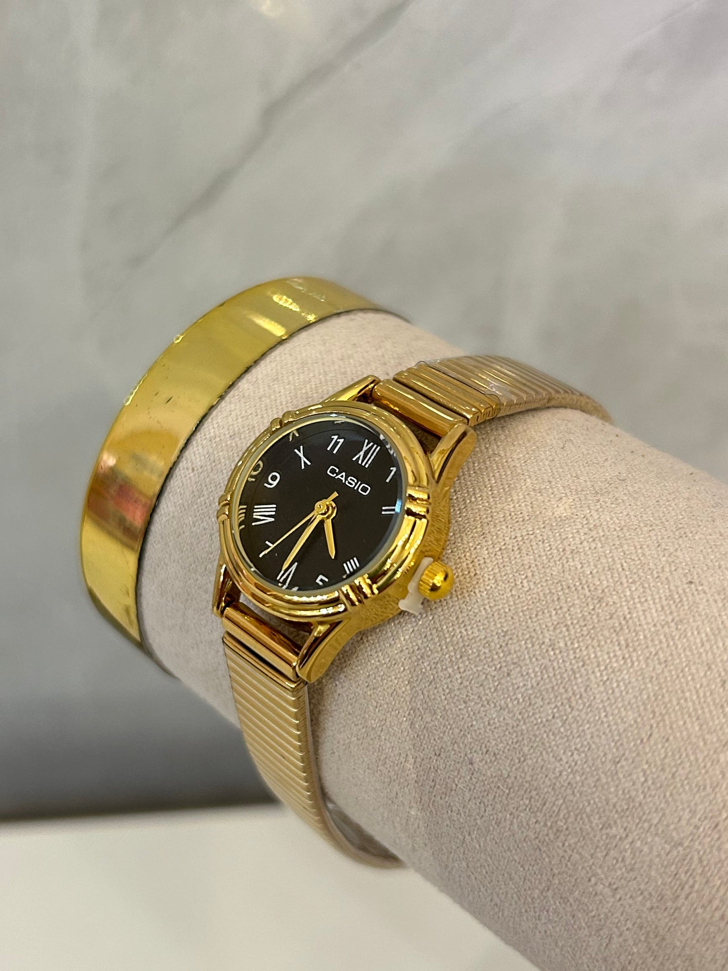 Reloj circular mini dorado (fondo negro)