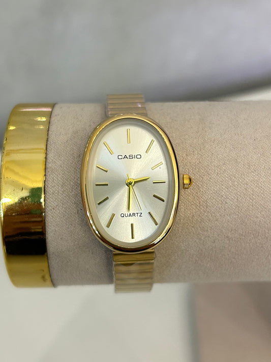 Reloj ovalado casio dorado