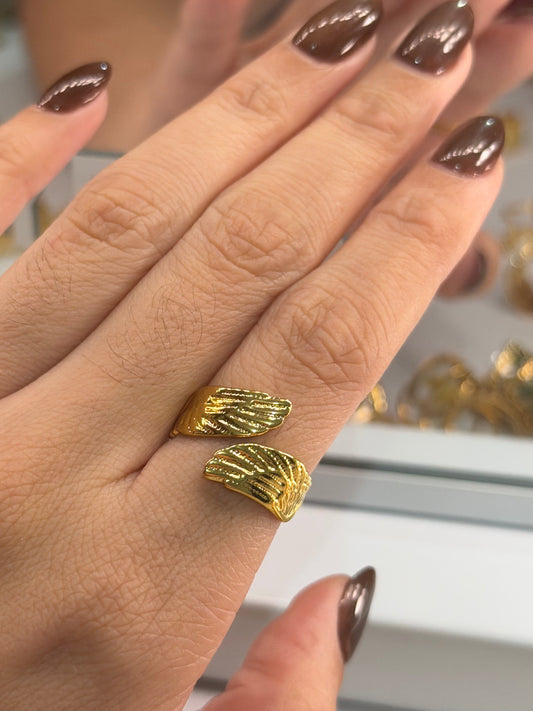 Anillo alas doradas