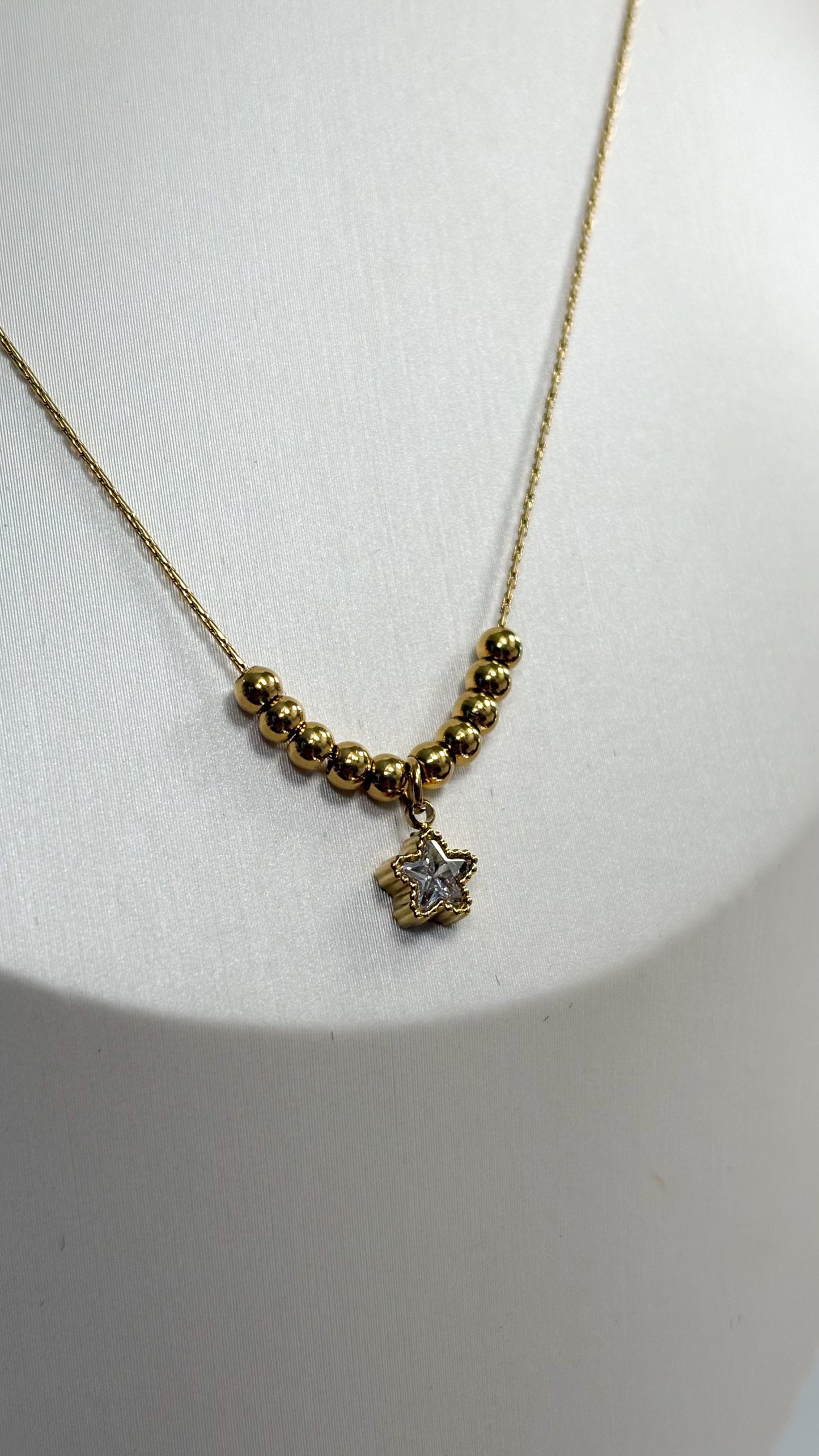 Collar mini estrella dorada