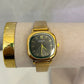 Reloj casio cuadrado dorado (fondo negro)