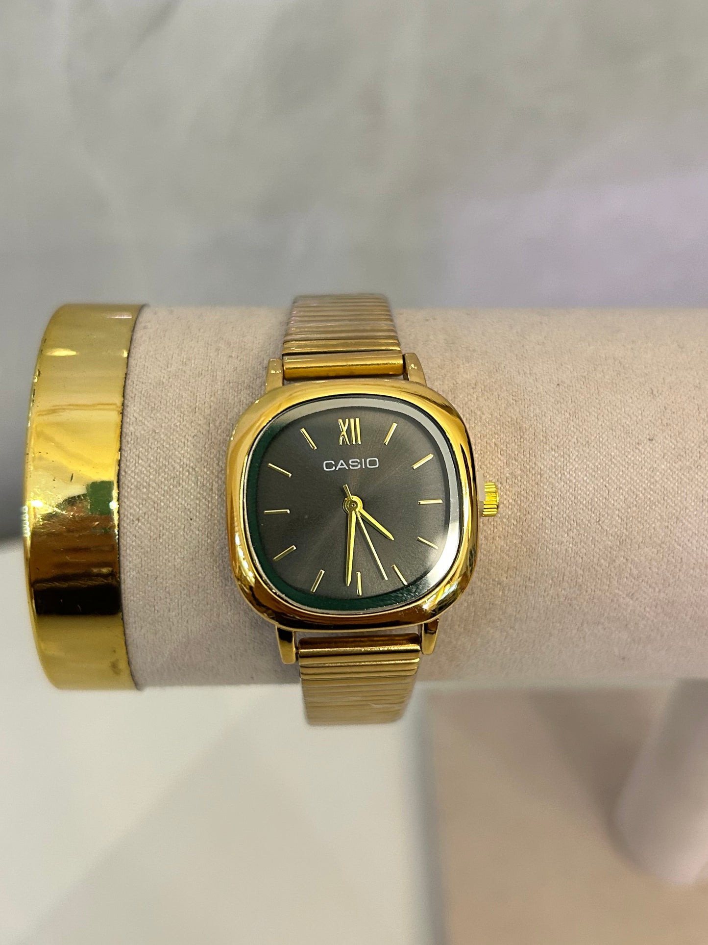 Reloj casio cuadrado dorado (fondo negro)