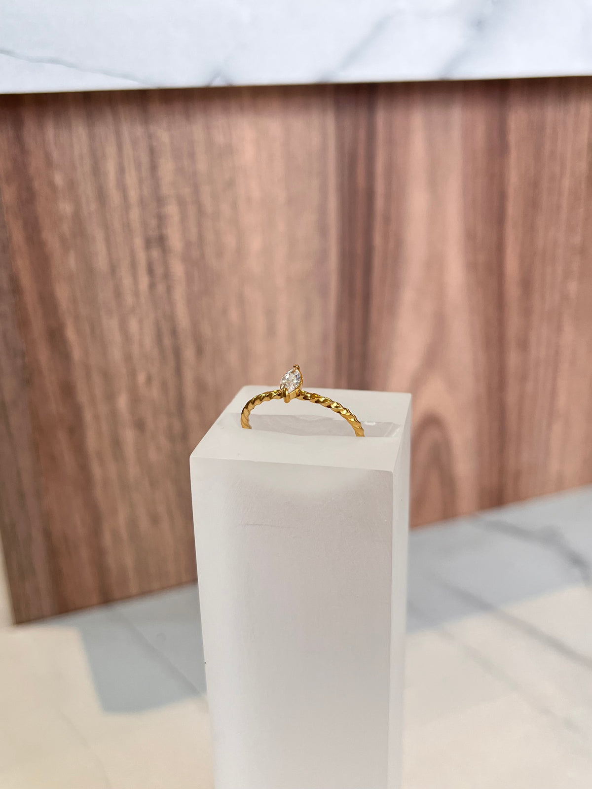 anillo entorchado piedra ovalada