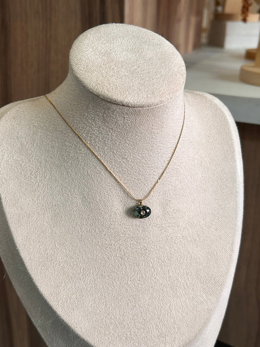 Collar gema verde rocoso