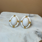 Aretes ovalados blancos