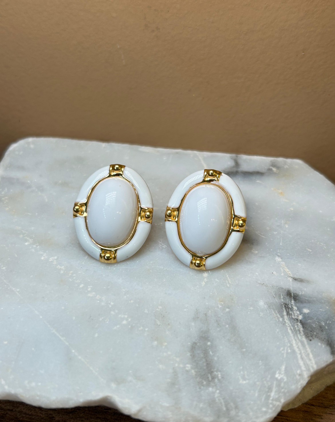 Aretes ovalados blancos