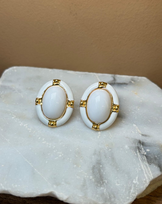 Aretes ovalados blancos