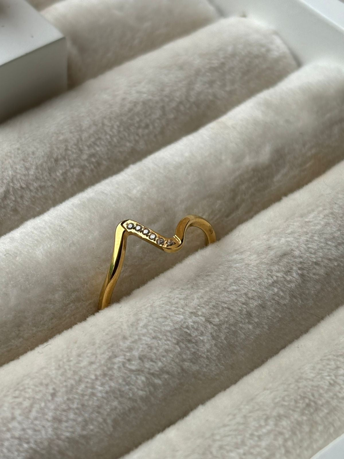 Anillo ondas dorado brillito