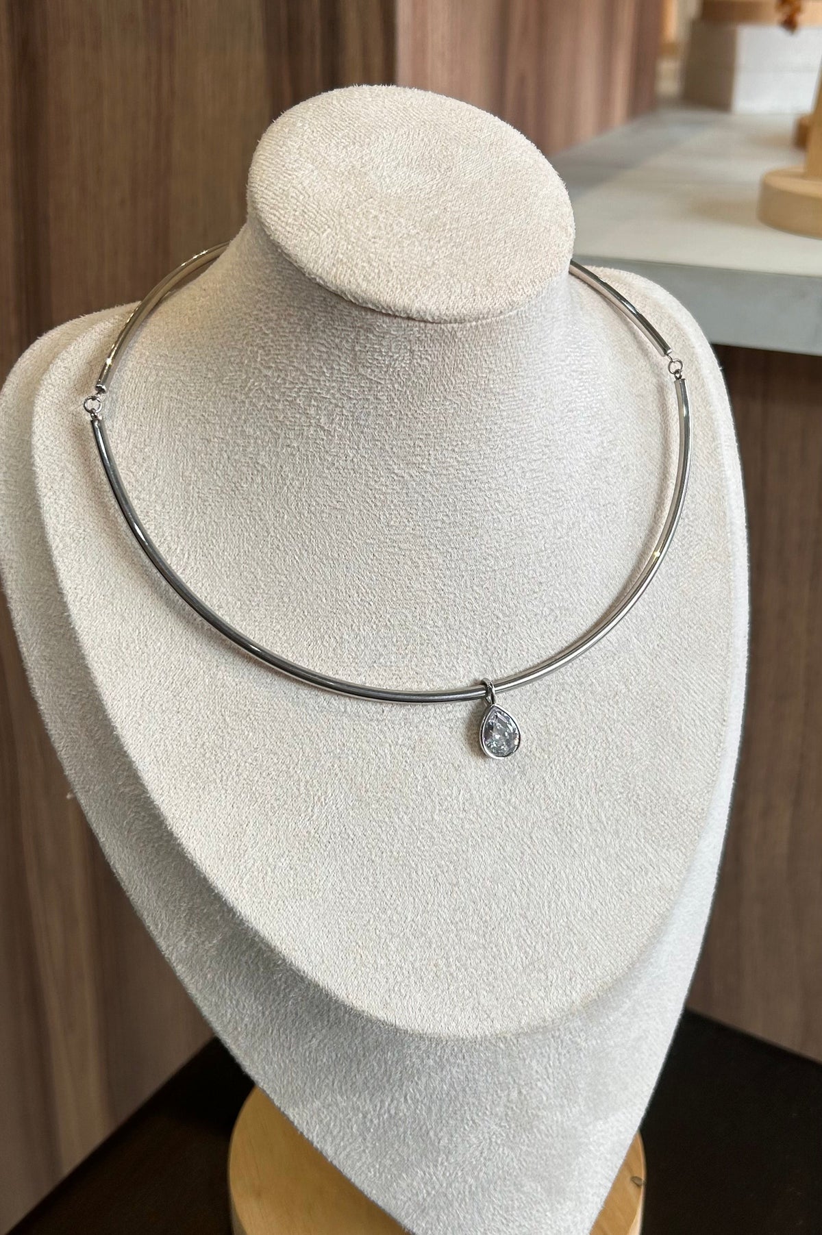 Collar regido plata piedra gota