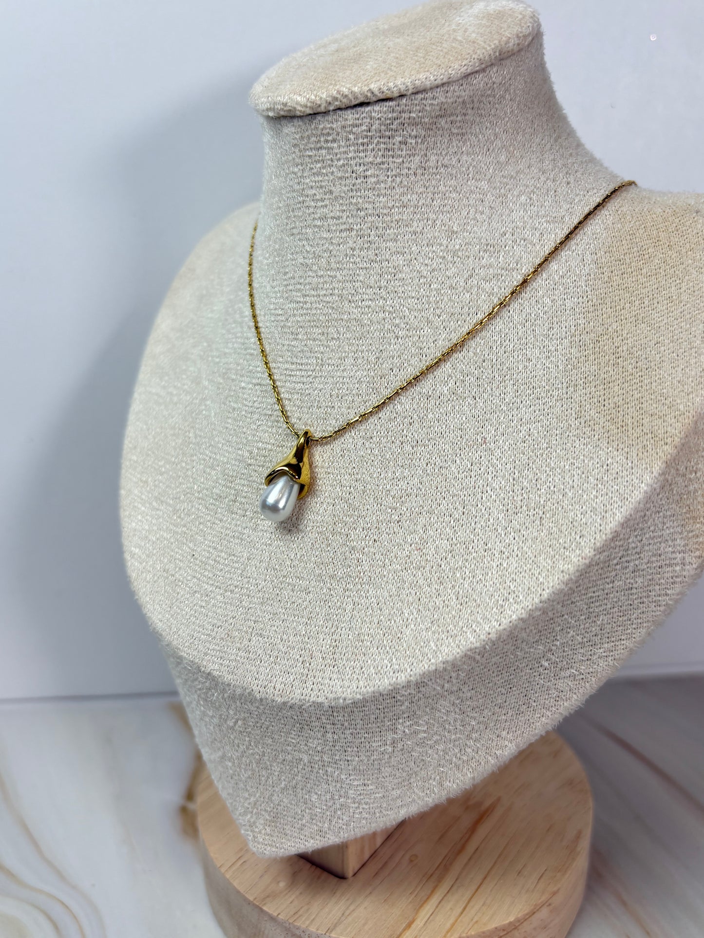 Collar gota perla dorada