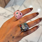 Anillo acrílico chunky rosa brillitos de colores