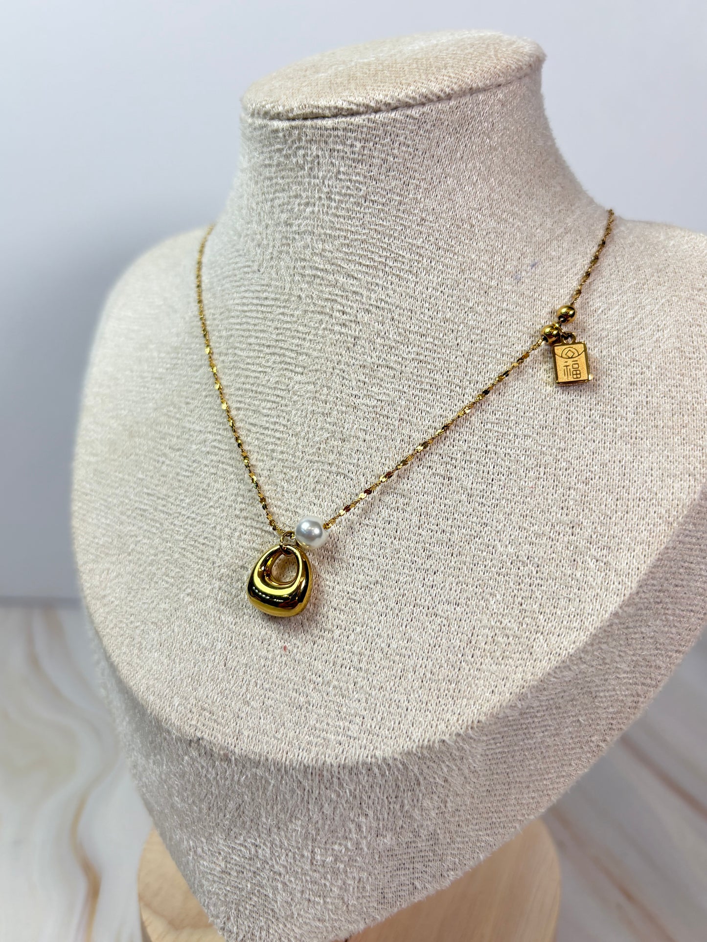 Collar bolsita perla dorada