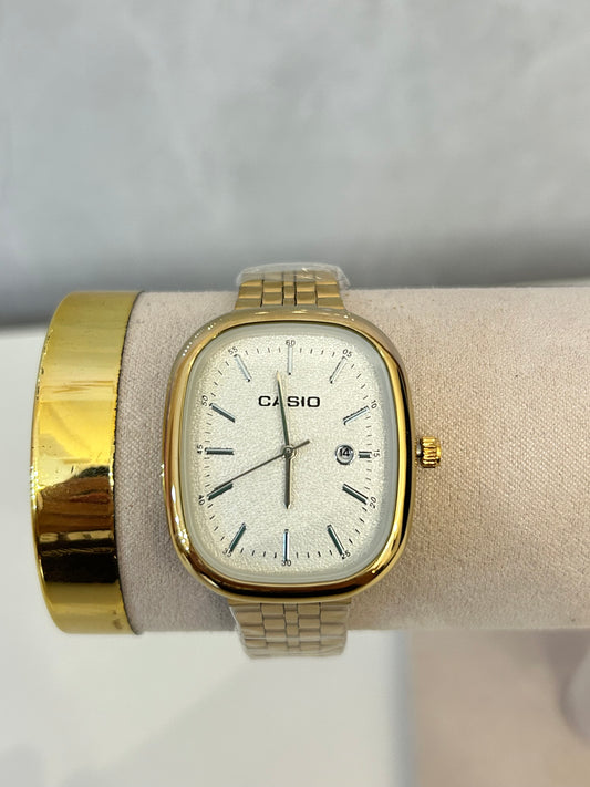 Reloj cuadrado casio dorado