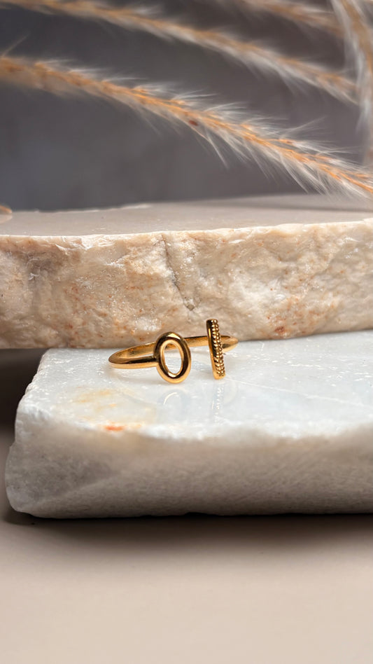 Anillo geométrico dorado