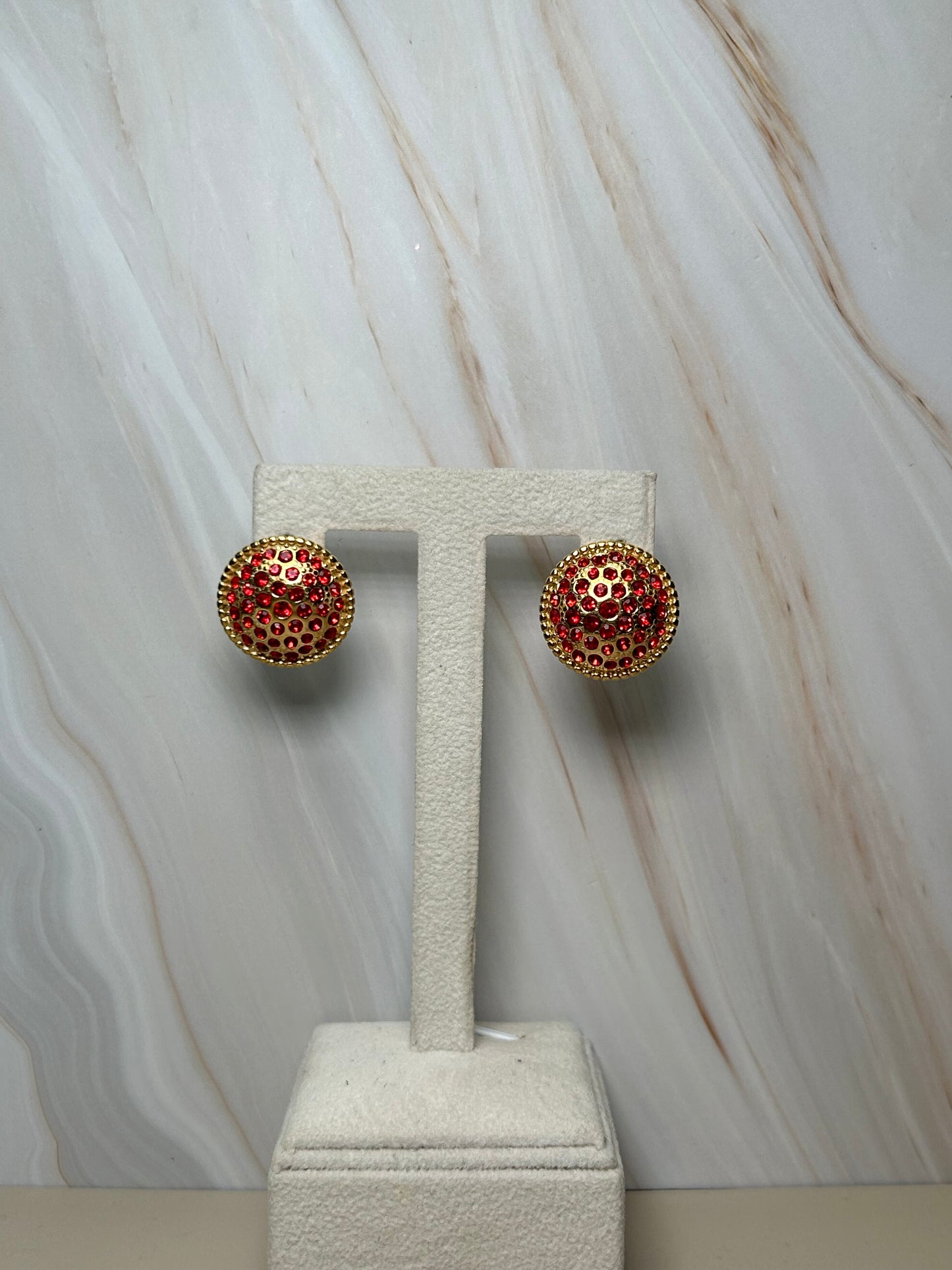 Aretes rojizo