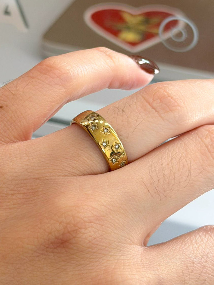 Anillo banda gruesa estrellitas