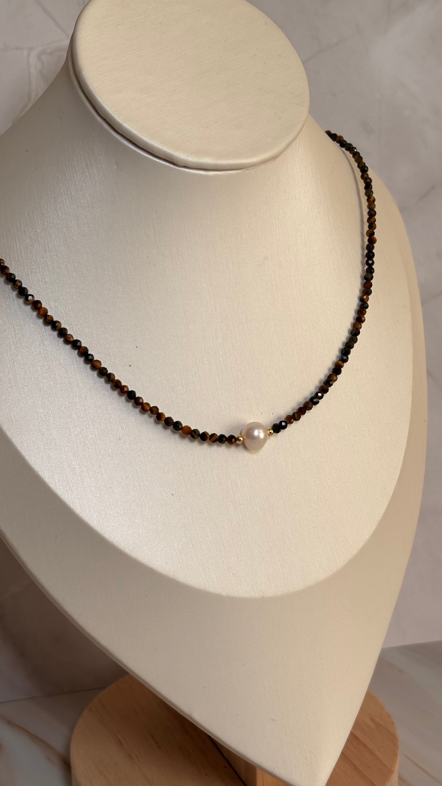 Collar perla coffee