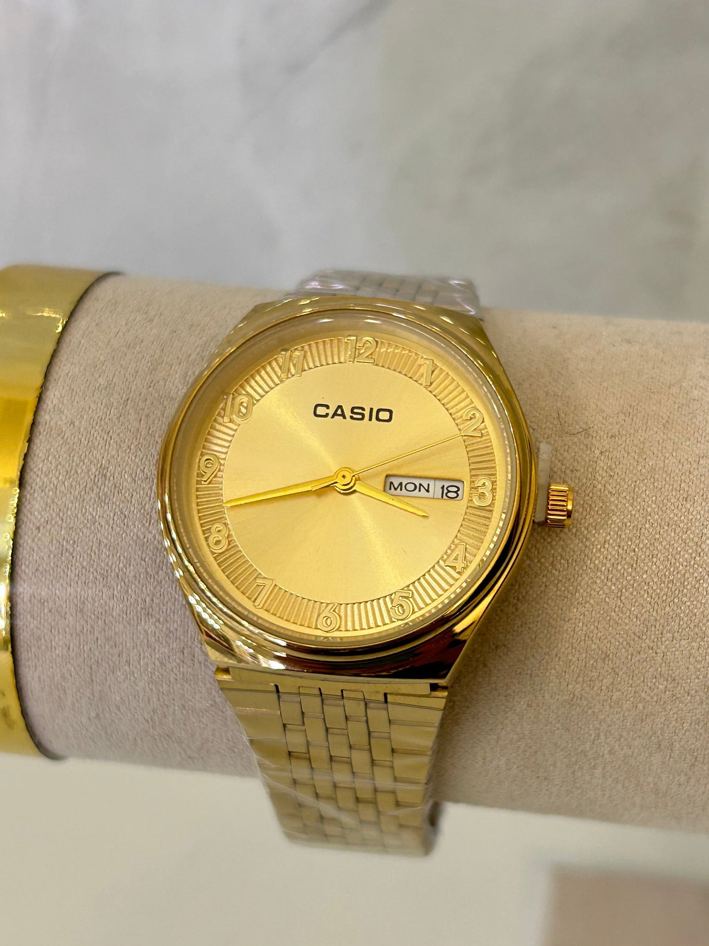 Reloj casio dorado (fondo dorado)