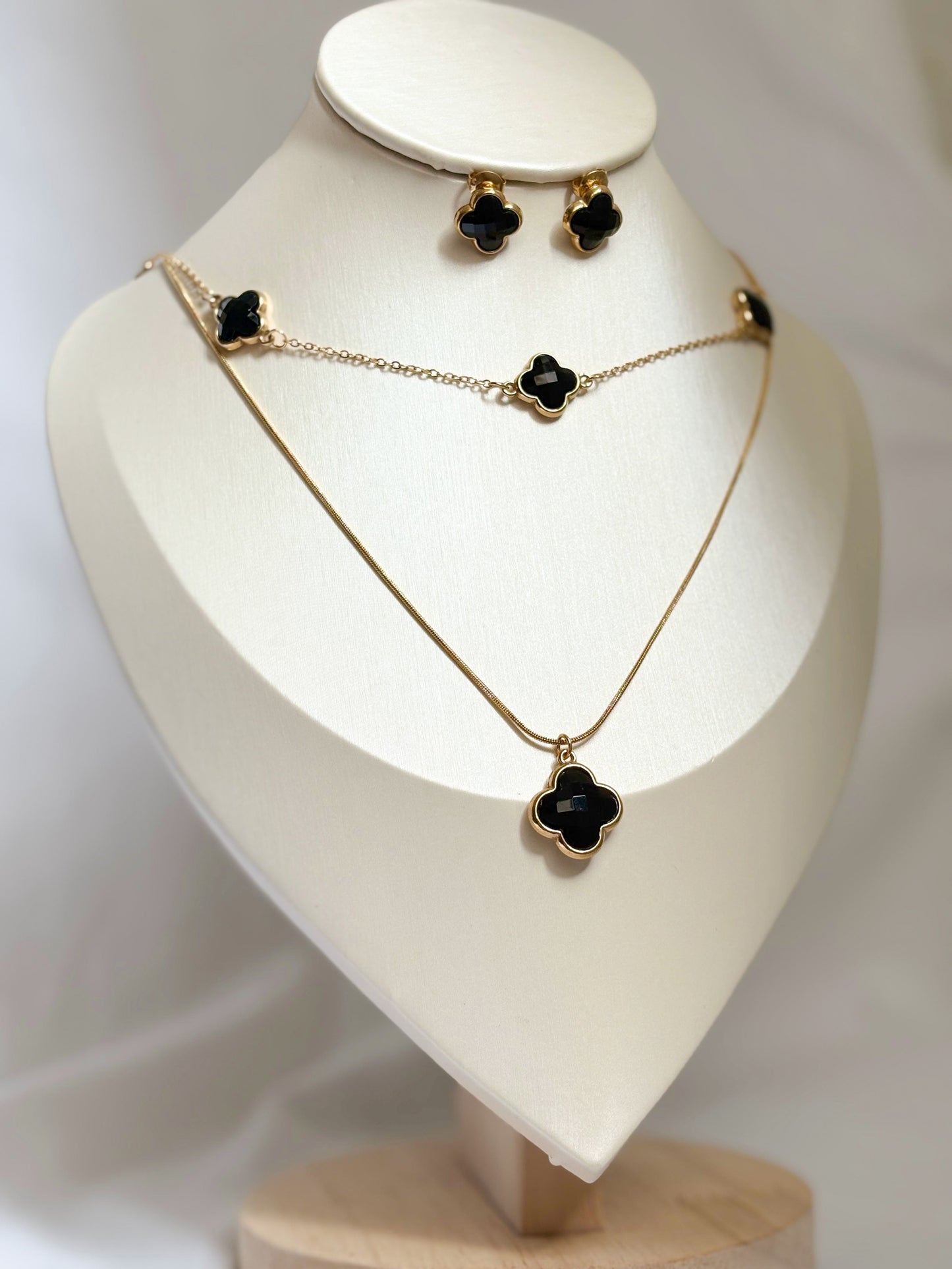 Collar & Aretes vc negro dorado