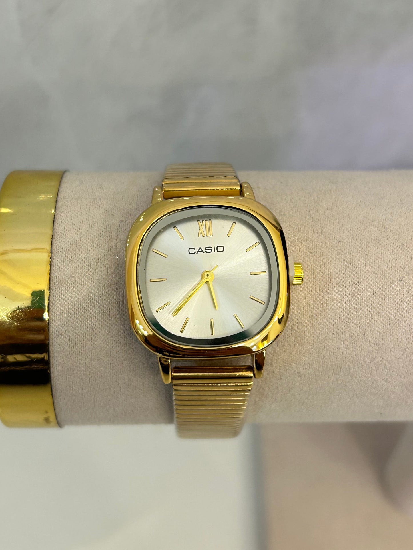 Reloj casio cuadrado dorado