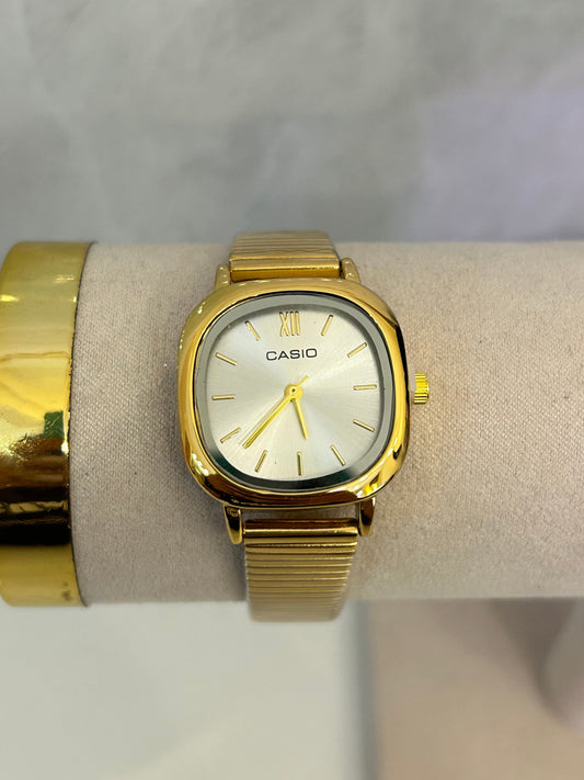 Reloj casio cuadrado dorado