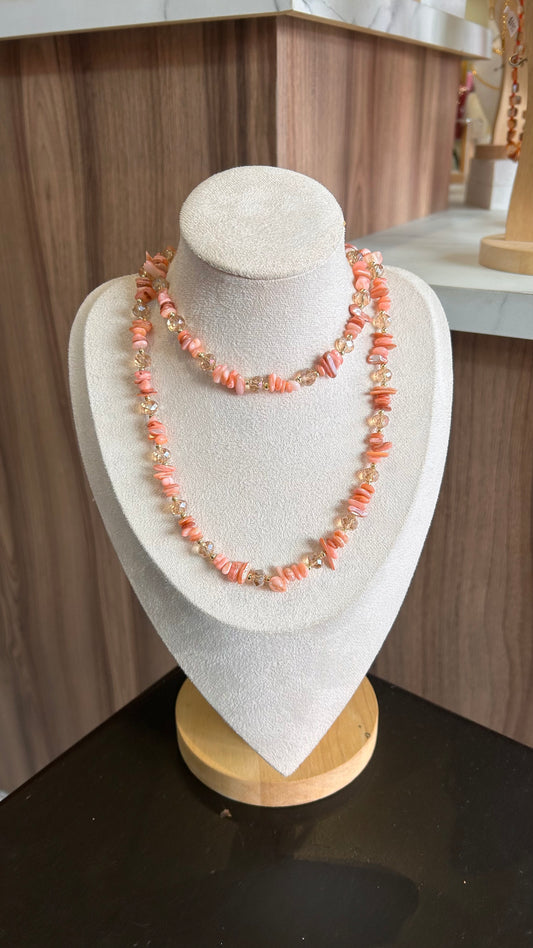 Collar corbatero de piedras hermosas color tonos rosados