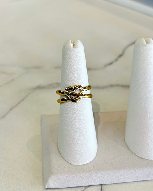 Anillo de corazón entrelazado