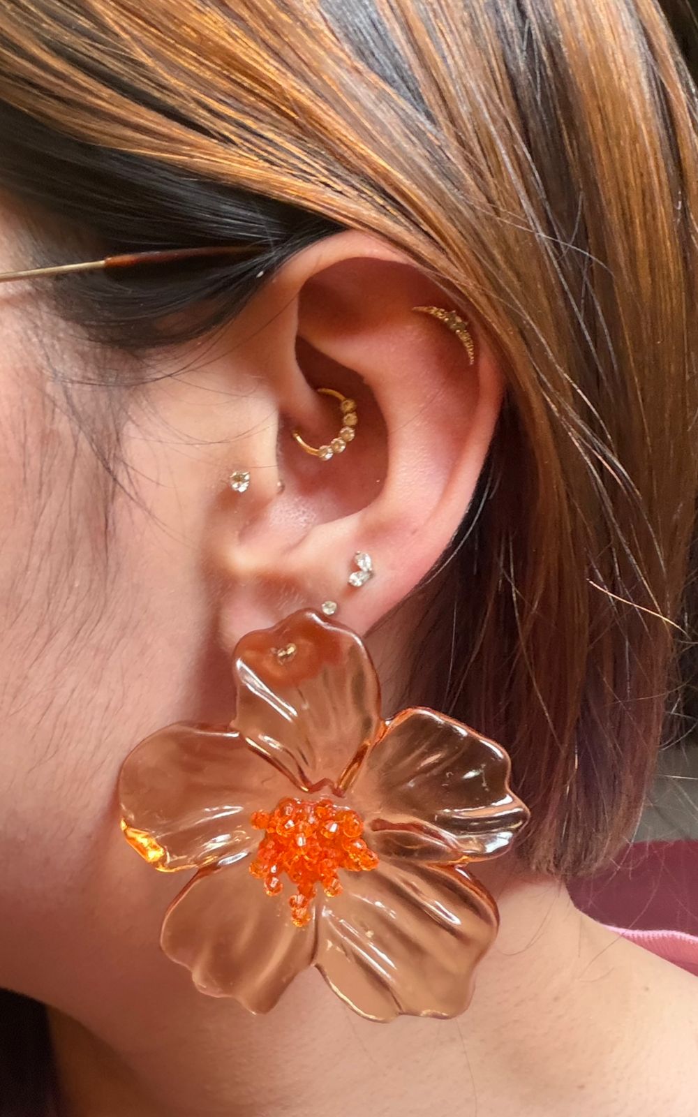 Aretes Maxi Flor Acrilico Cafe
